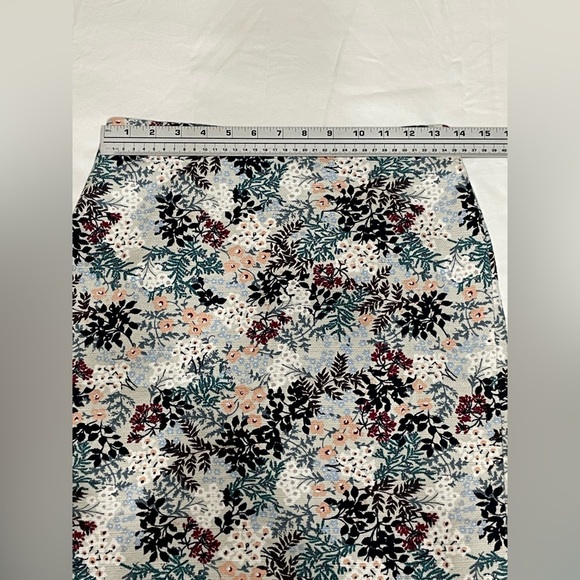 LOFT Pencil Skirt floral pattern‎ - Picture 6 of 12